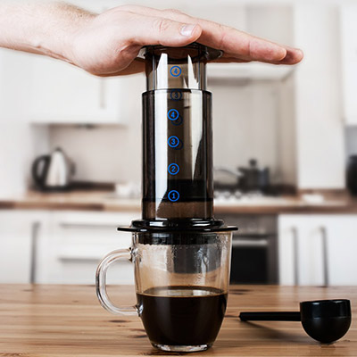 爱乐压AeroPress爱乐压和摩卡壶做的浓咖啡有什么不同?