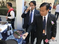 【中联部宣介云南】参加活动的老挝代表排队品尝咖啡和茶